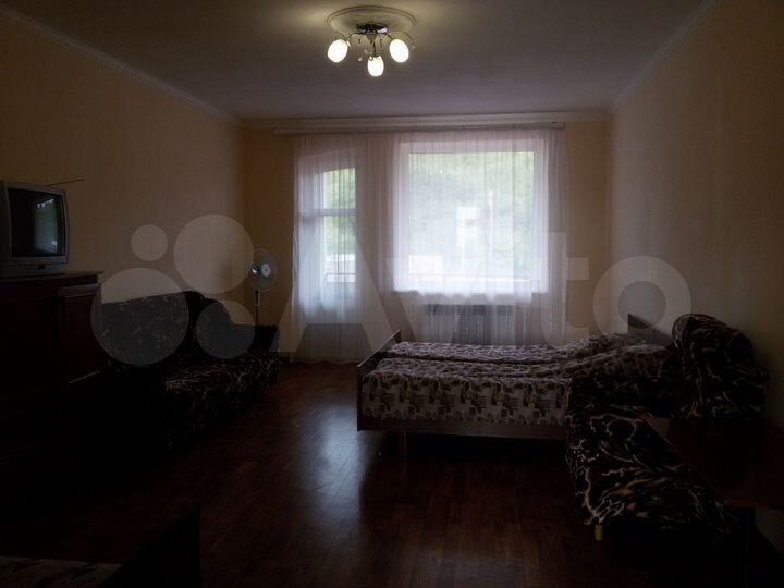 Комната 24 м² в 6-к., 1/3 эт.