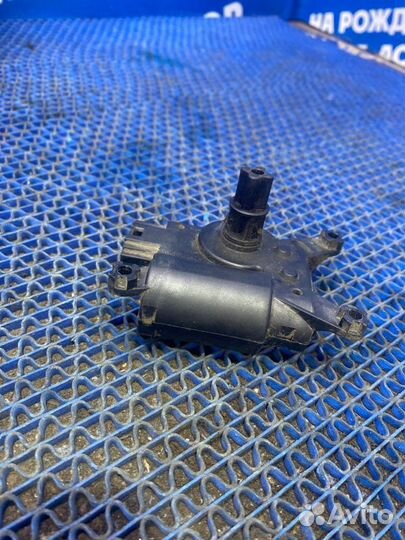 Моторчик заслонок отопителя Opel Astra H седан