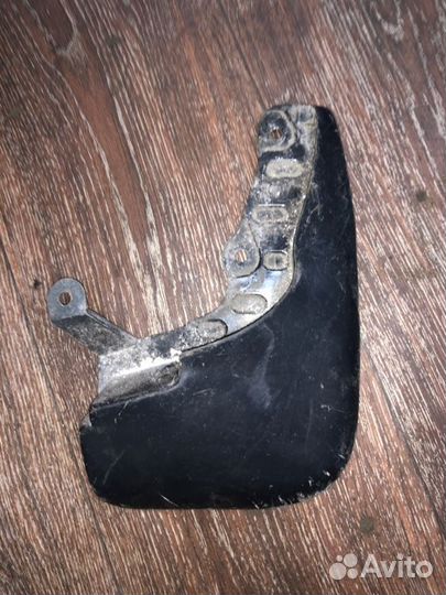 Брызговик передний правый Mitsubishi Colt CB2A