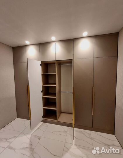 Встроенный распашной шкаф