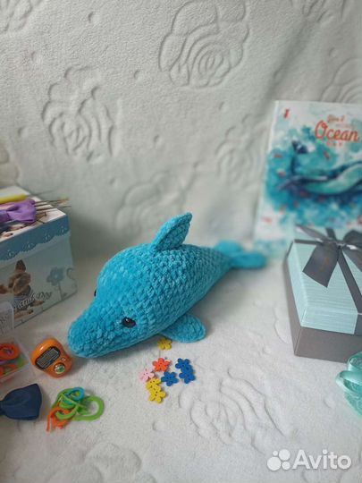 Вязаная игрушка дельфинчик