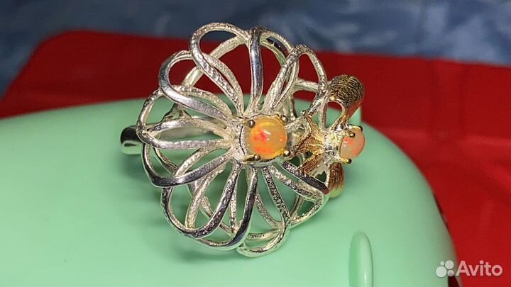 Серебряное кольцо с опалами