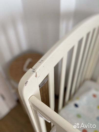 Детская кроватка с маятником и ящиком