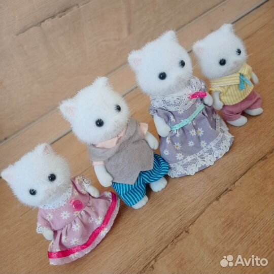 Фигурки Sylvanian families (семья котиков)