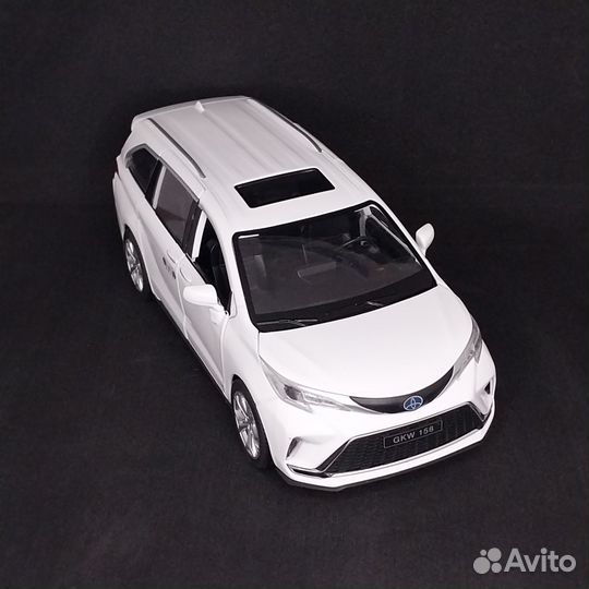 Машина металлическая toyota Sienna