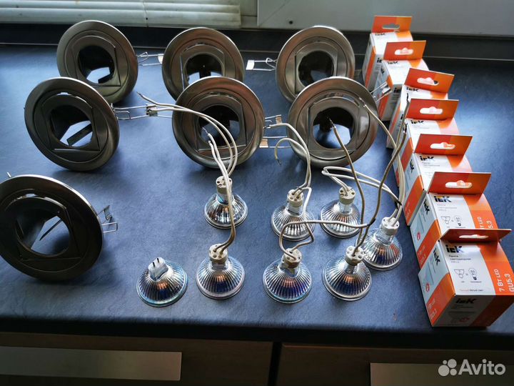 Продам поворотные точечные светильники