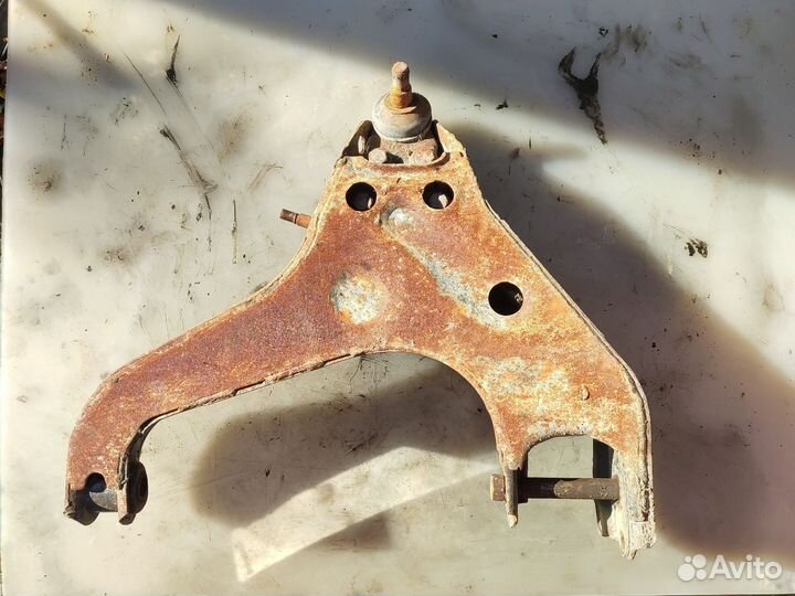 Передний левый нижний рычаг Митсубиси Паджеро 2