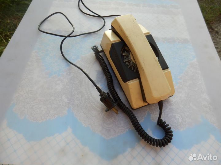 Телефон дисковый и две трубки из СССР 1960-х годов