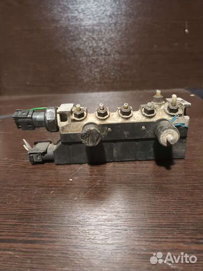 Блок клапанов пневмоподвески Mercedes S350 W220