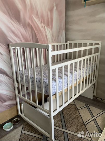 Детская кроватка с поперечным маятником