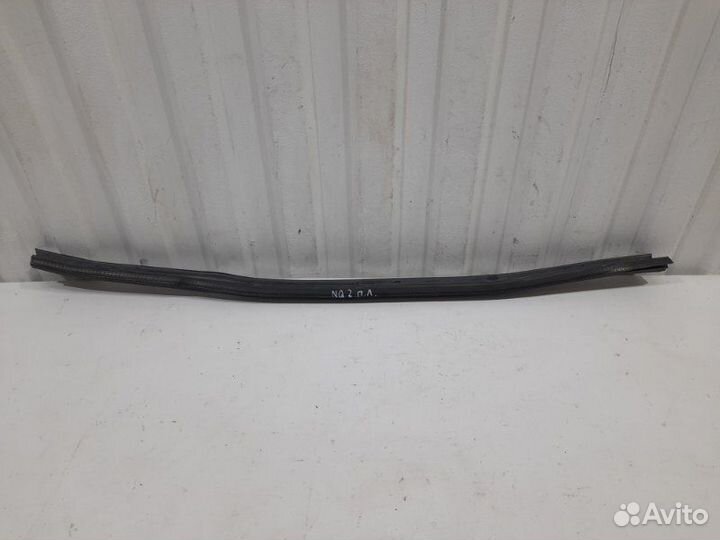 Накладка стекла переднего левого внутренняя Nissan