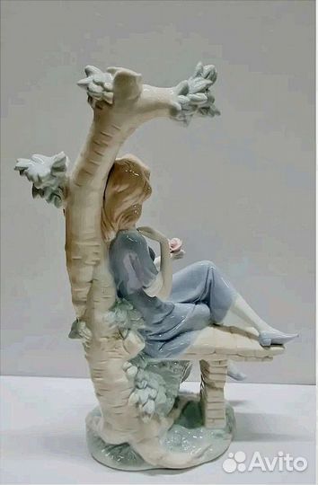 Фарфоровая статуэтка девушка под деревом
