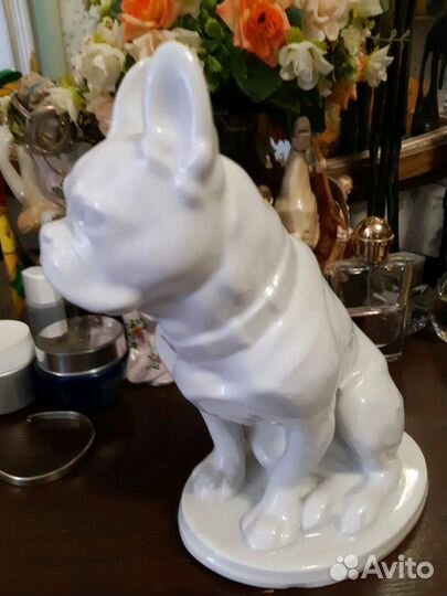 Фигурка собаки. Фарфор