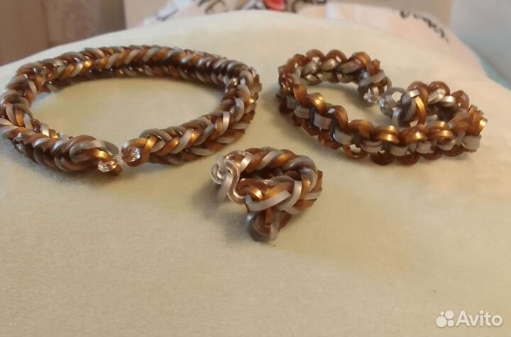 Комплект браслетов из резинок