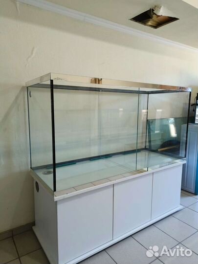 Аквариум 740 торговли живой рыбой