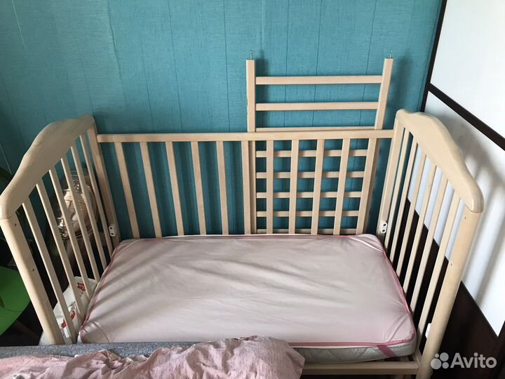 Детская кроватка с маятником