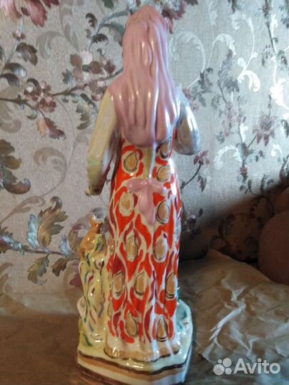 Статуэтка фарфор