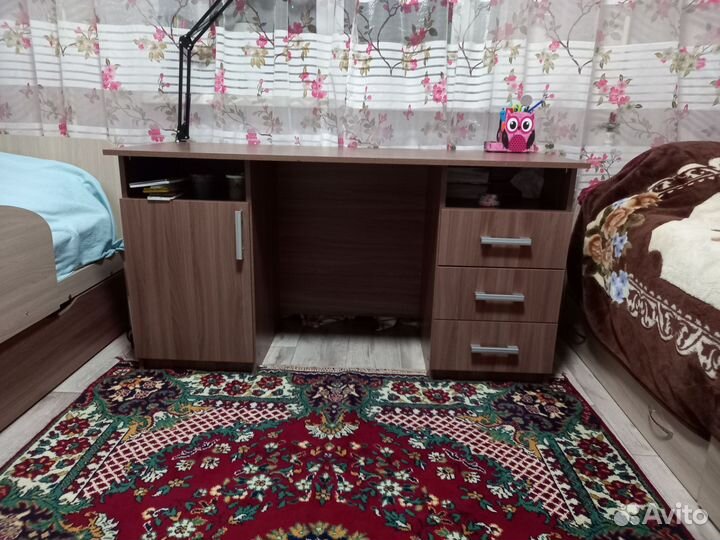 Письменный стол с ящиками и полками