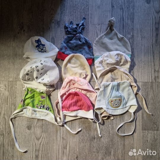 Шапочки, пинетки, царапки на девочку
