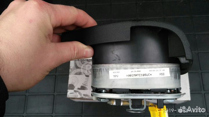 Подушка безопасности водителя в руль vw golf5 jett