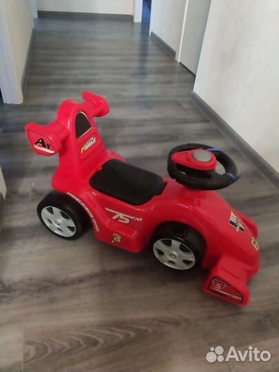 Детский автомобиль толокар
