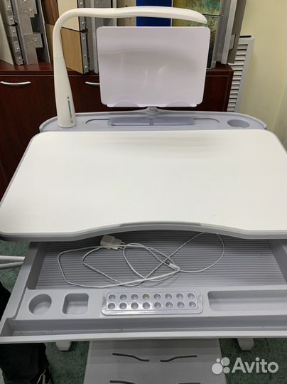 Стол детский с регулировкой на вырост