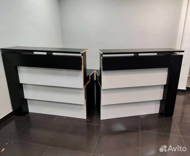 Стойка рецепшн из 4х секций черная, белый глянец