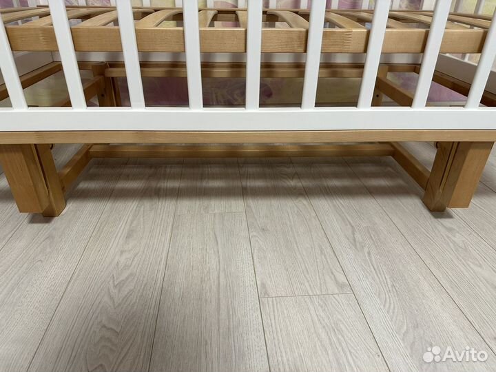 Детская кроватка с маятником