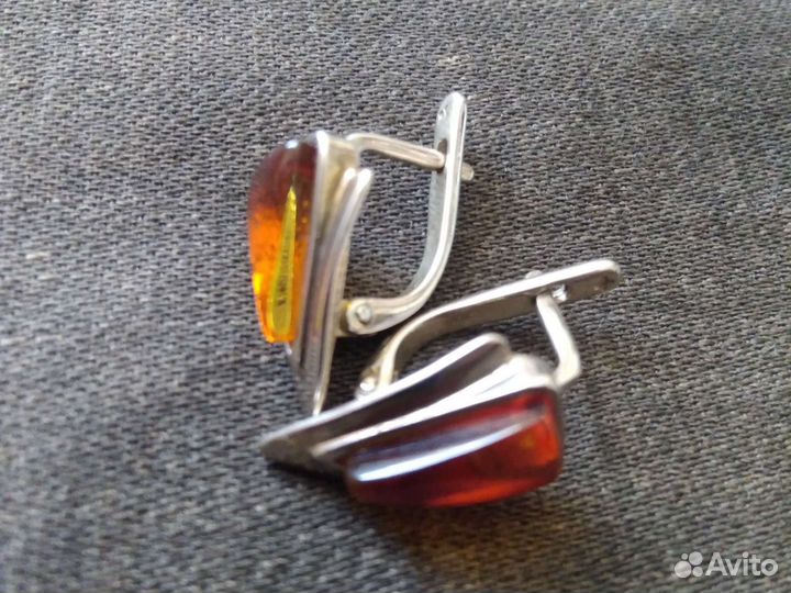 Серьги треугольники с янтарем серебряные