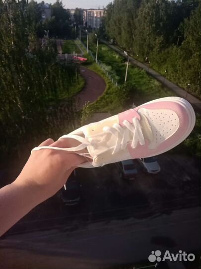 Кроссовки женские
