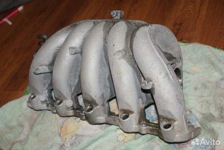 Впускной коллектор Volvo 8699533 (2.4 B5244S2)