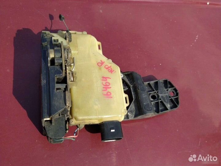 Замок двери передний правый Volkswagen Passat B5