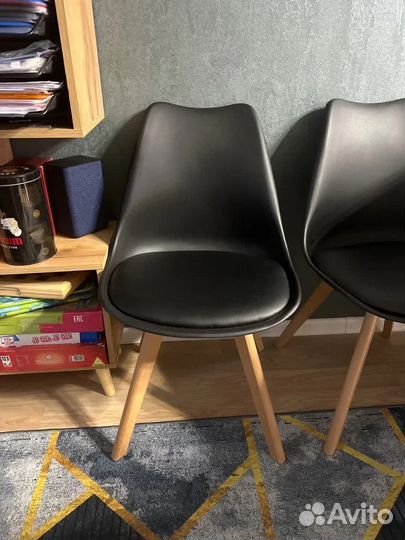 Стулья из монолитного пластика с мягкой накладкой