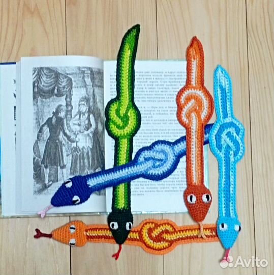 Вязаная закладка для книги змейка / змея вязаная