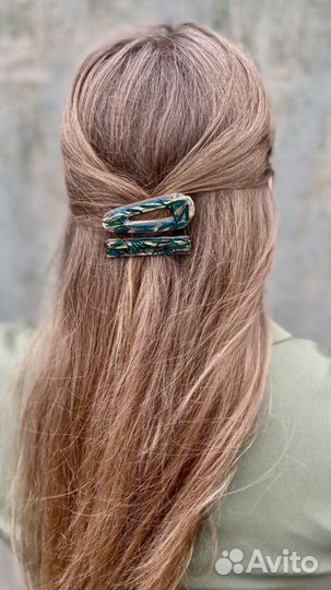 Заколка для волос из эпоксидной смолы и сухоцветов