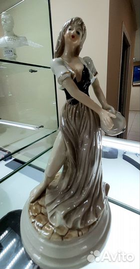 Статуэтка фарфоровая