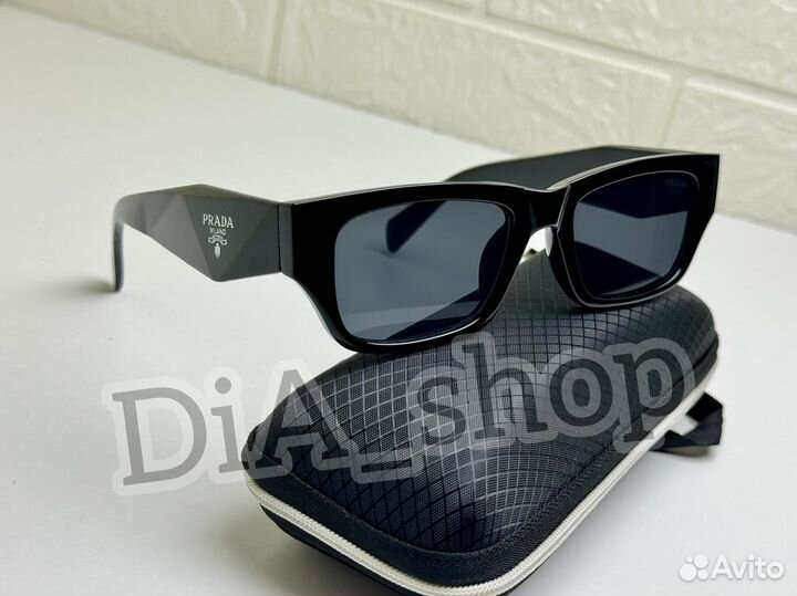 Солнцезащитные очки Prada