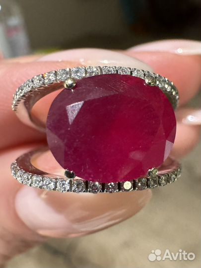 Золотое кольцо с бриллиантами и рубином