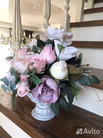 Искусственные цветы в вазе на ножке