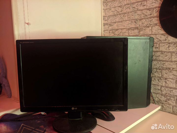 Начальный игровой компьютер с монитором