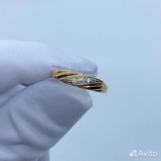 Кольцо с синтетическим камнем Золото