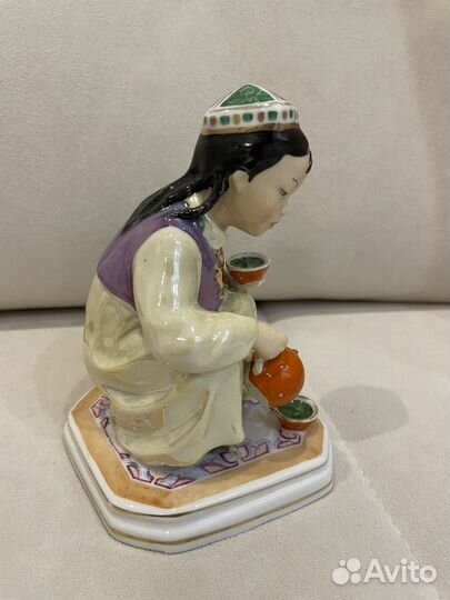 Статуэтка Узбечка с чайником