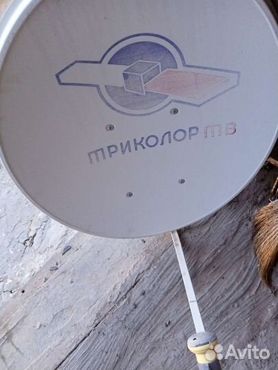 Спутниковая антенна с телевизором