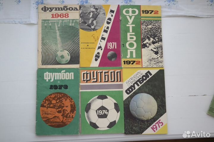 Книги, буклеты,фотографии о футболе,хоккее 20 века