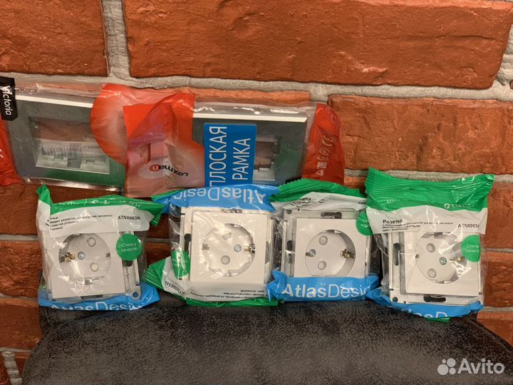 Стильные Розетки в серебристом и белом цвете