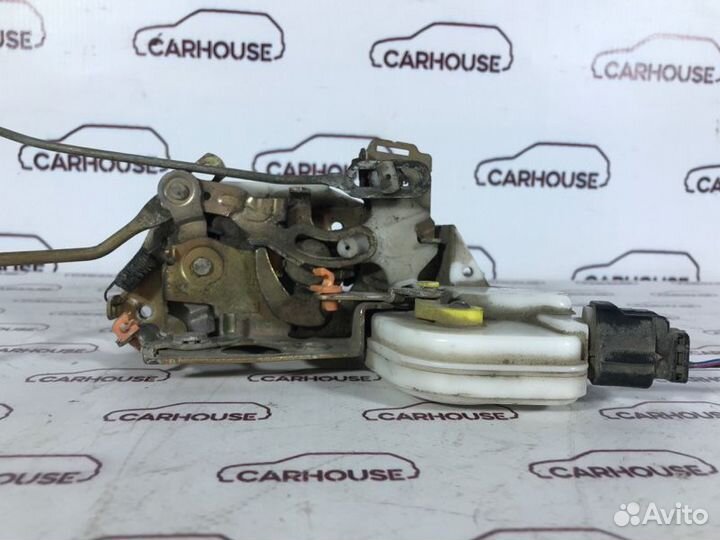 Замок двери передний левый Mitsubishi Chariot 2.4