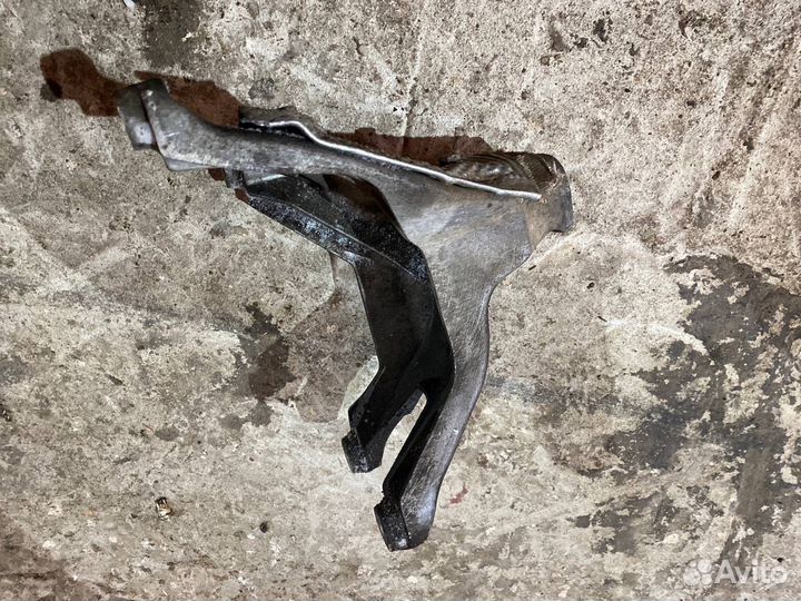 Кронштейн правый Audi A4 B8 1.8 T 2009