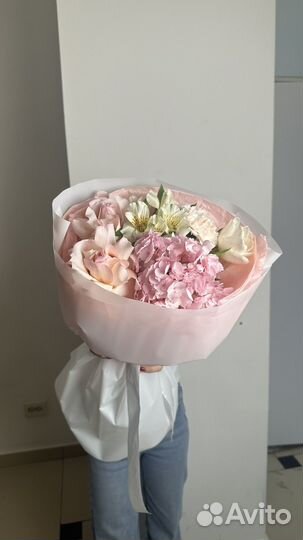 Пышный букет с гортензией