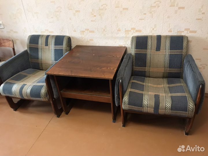 Диван,два кресла, журнальный столик, два стула