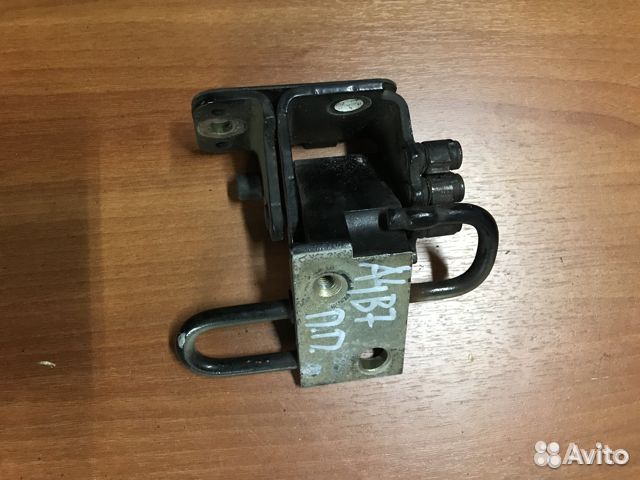 Петля двери Audi A4 8E0831412E правая передняя